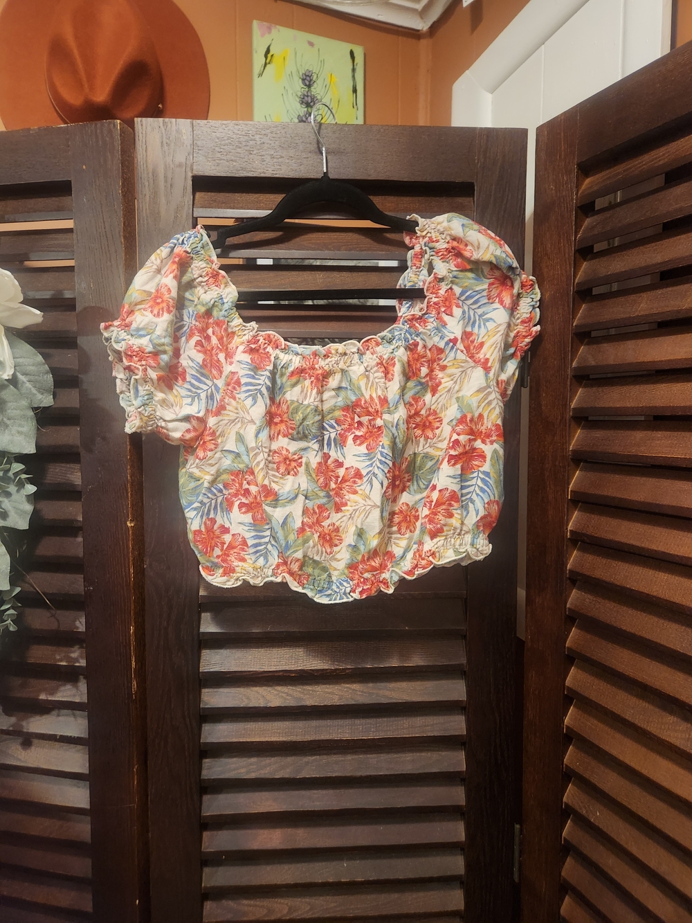 American Eagle Outfitters White Floral Puff-Sleeve Crop Top with Red Flowers